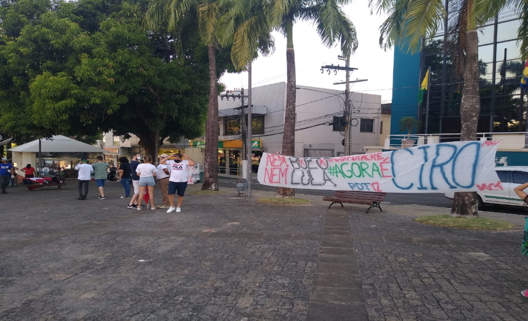 Cerca de 20 pessoas participaram de ato contra Bolsonaro em Rio Branco